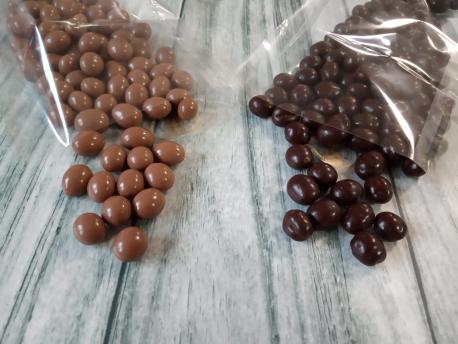 Микс -орехи в оболочке из шоколада со специями (9 вкусов!) +кофе в шоколаде в прозрачном кубе с открыточкой.