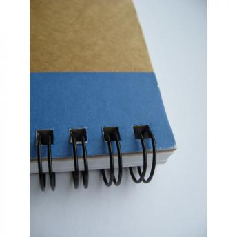 Блокнот примерно формата А6 с шариковой ручкой NTEU2-433140