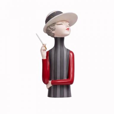 Статуэтка  "Девушка с сигарой"